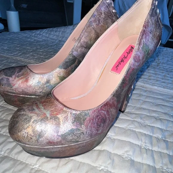 Betsey Johnson Artistic Multicolor Heels - Picture 3 of 10